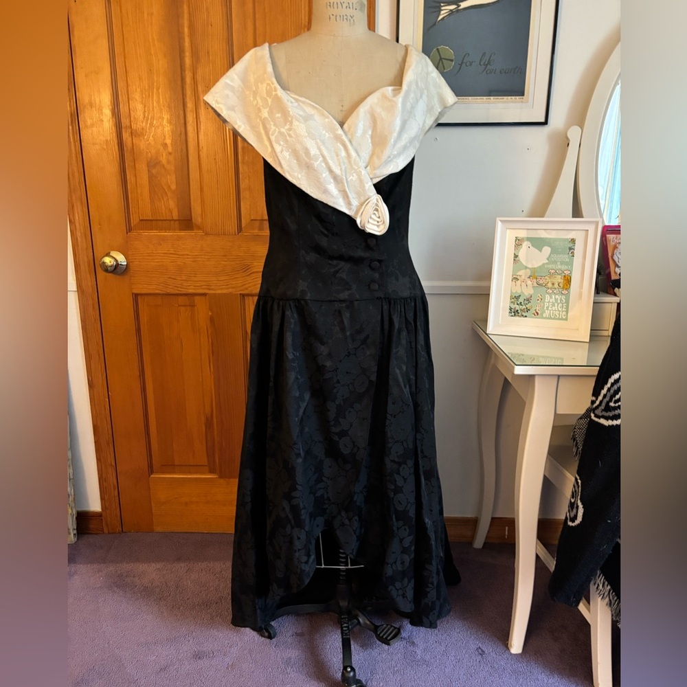 Vintage 1990’s Black and Cream Woven Brocade off-the-shoulder dress! Size 12.